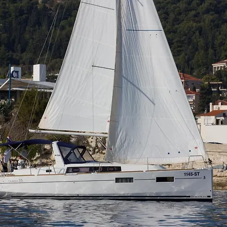 Botel Beneteau Oceanis 35- Jean Michel *